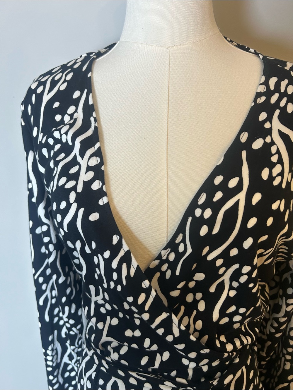 Diane Von Furstenberg Black and White Abstract Wrap Dress Size XL - Picture 3 of 6